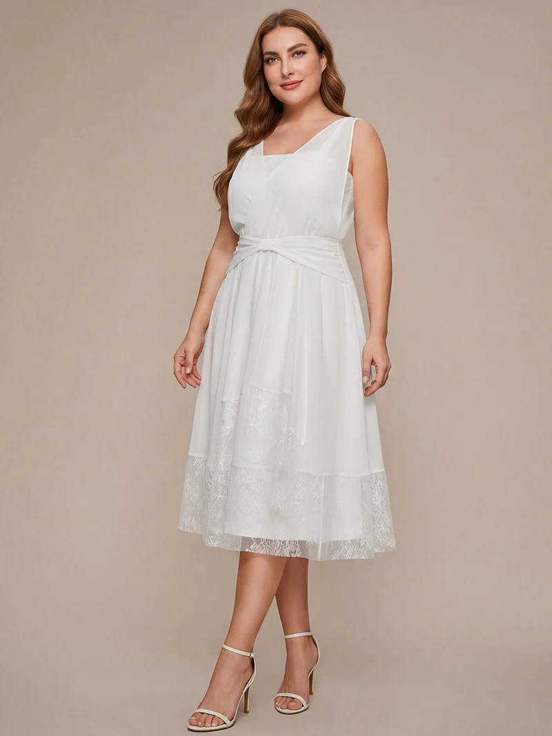 Robe midi trapèze en mousseline avec détails en dentelle col V