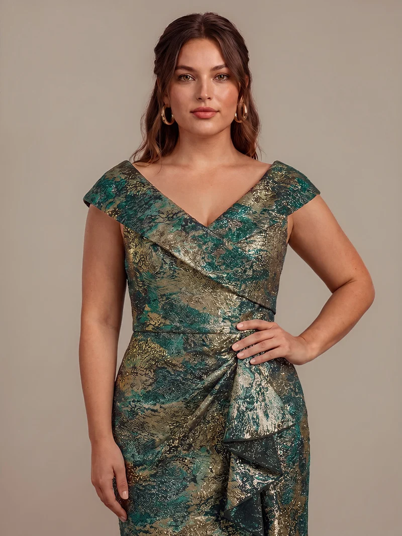 Robe de soirée en jacquard col V avec coupe sirène asymétrique