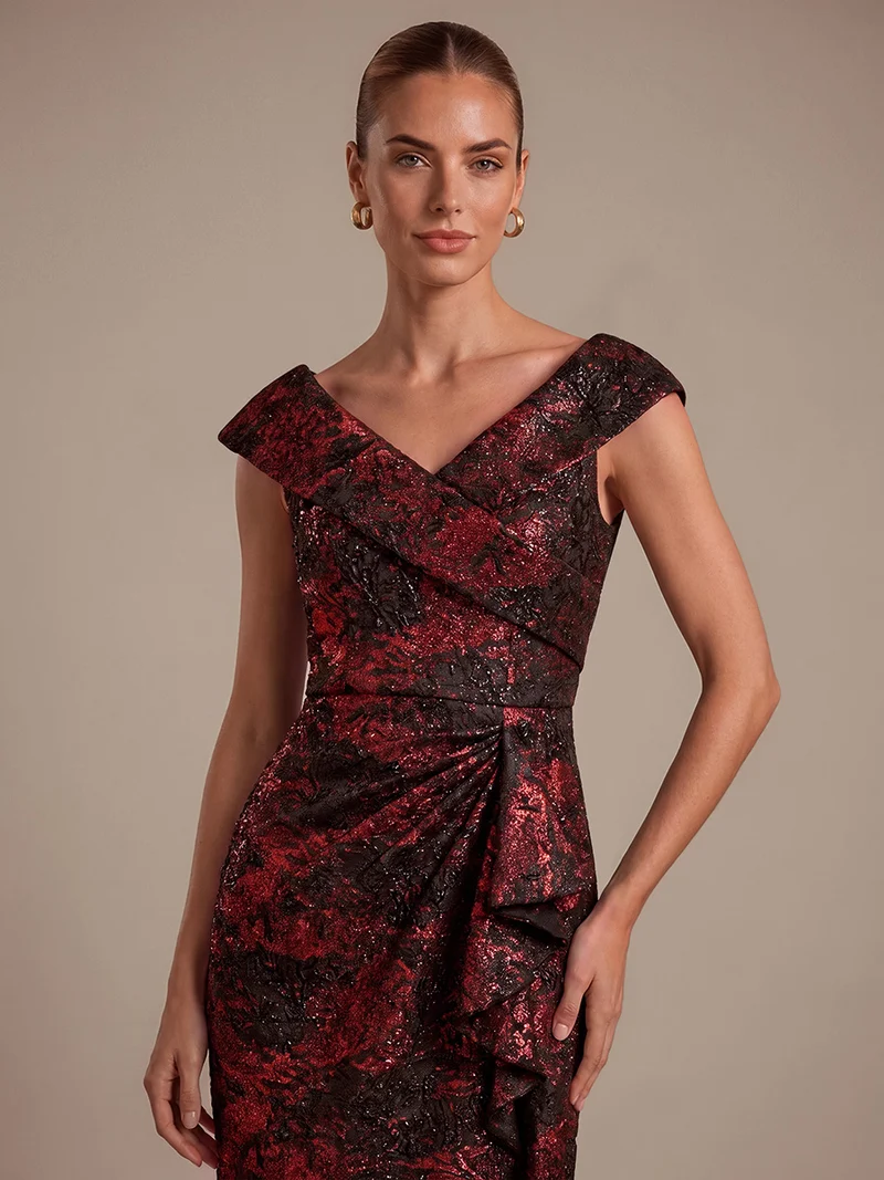 Robe de soirée en jacquard col V avec coupe sirène asymétrique