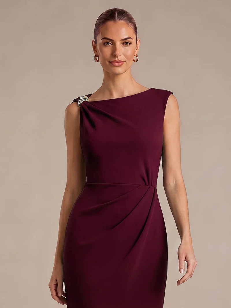 Robe midi ajustée sans manches à encolure asymétrique avec fermeture éclair au dos
