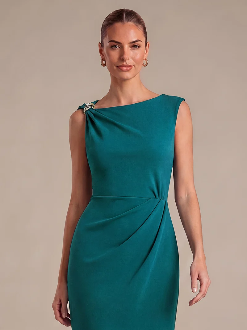 Robe midi ajustée sans manches à encolure asymétrique avec fermeture éclair au dos
