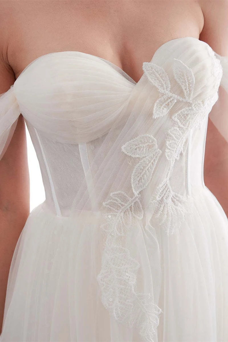 Robe de mariée romantique en tulle à épaules dénudées et coupe trapèze avec appliqués