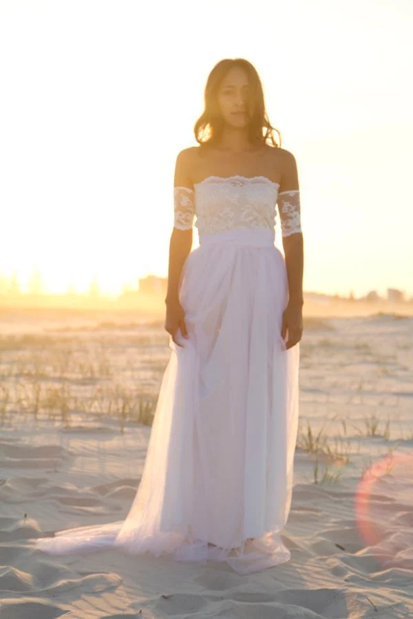 Robe de mariée de plage en tulle et dentelle à épaules dénudées avec traîne