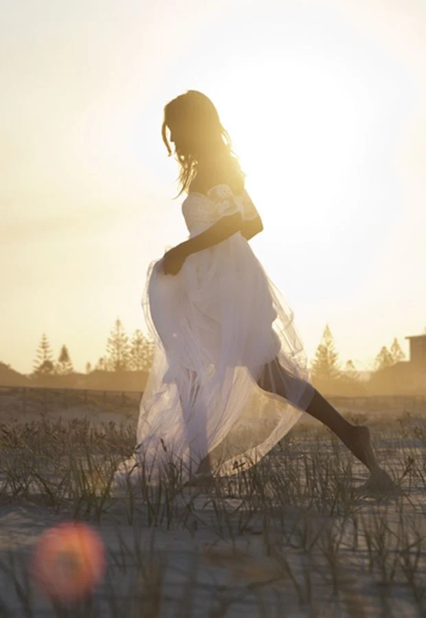 Robe de mariée de plage en tulle et dentelle à épaules dénudées avec traîne