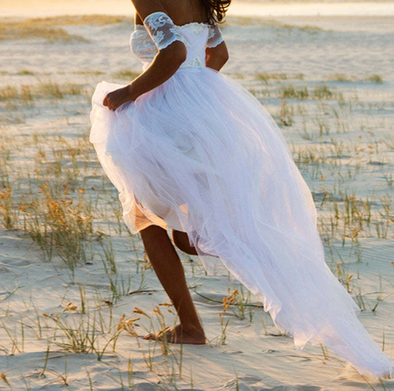 Robe de mariée de plage en tulle et dentelle à épaules dénudées avec traîne