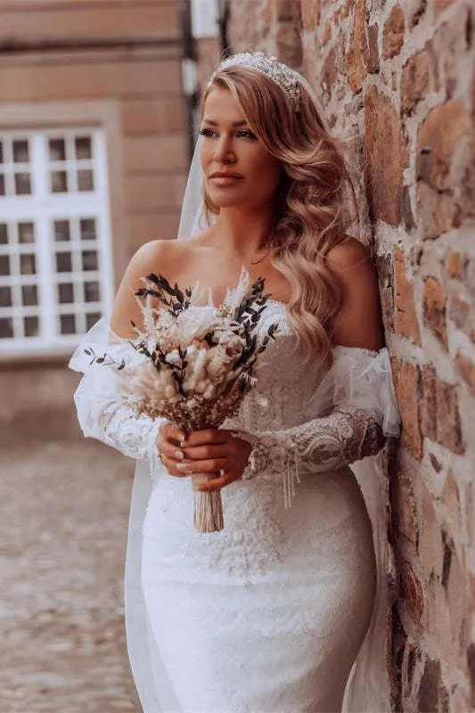 Robe de mariée sirène à col en cœur avec manches bouffantes en dentelle et traîne