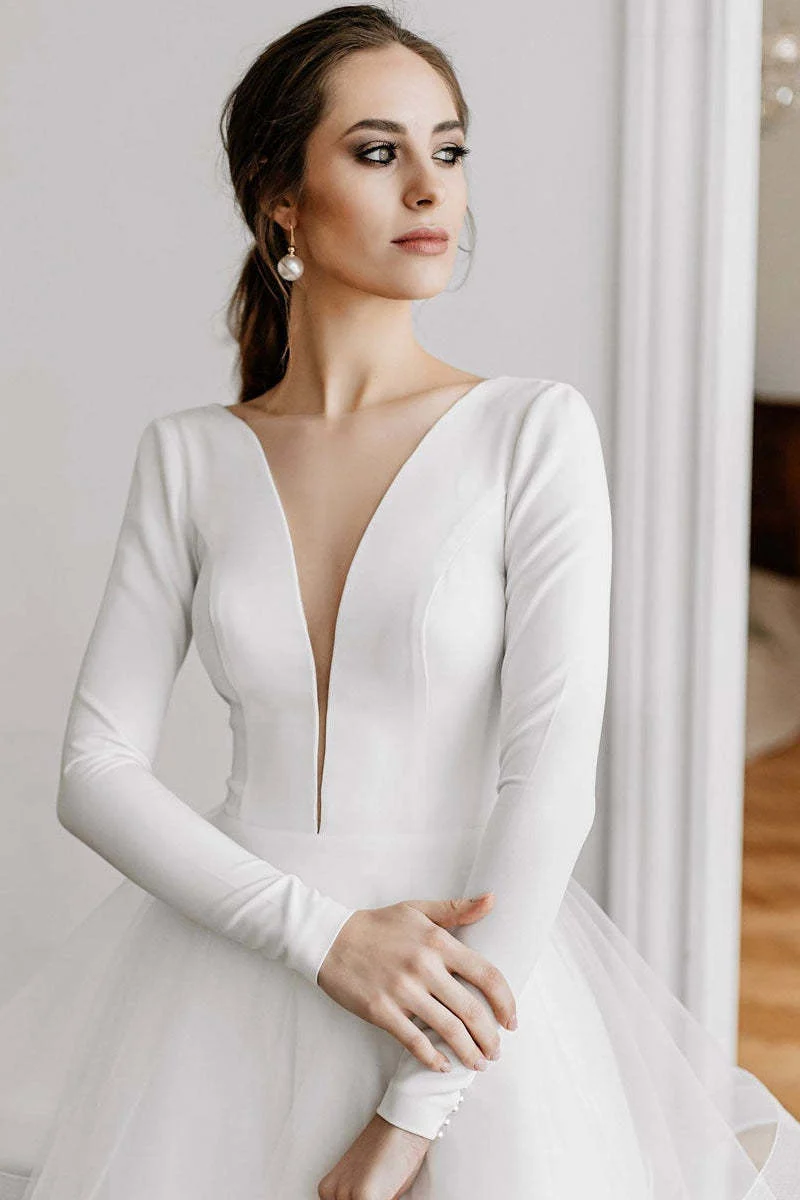 Robe de mariée en tulle à manches longues et décolleté en V avec jupe superposée