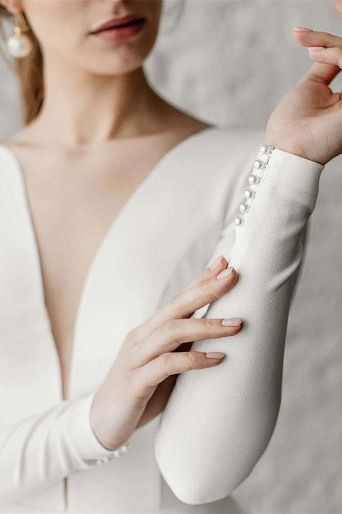 Robe de mariée en tulle à manches longues et décolleté en V avec jupe superposée