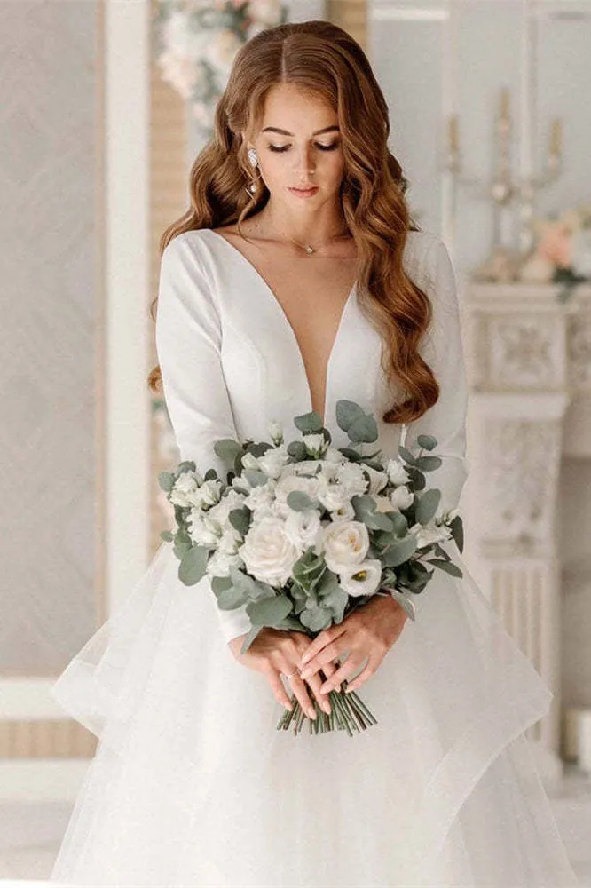 Robe de mariée en tulle à manches longues et décolleté en V avec jupe superposée