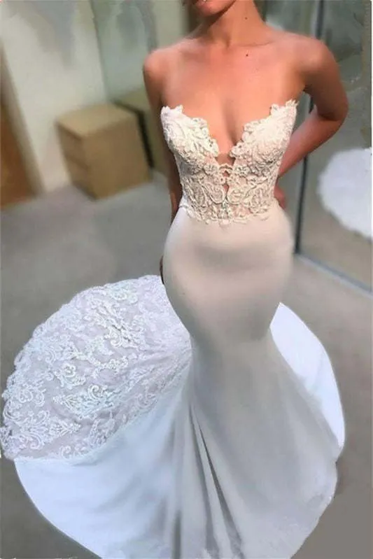 Robe de mariée sirène décolletée avec appliques en dentelle et traîne