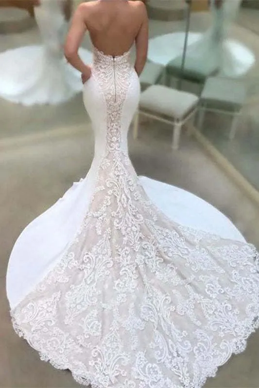 Robe de mariée sirène décolletée avec appliques en dentelle et traîne