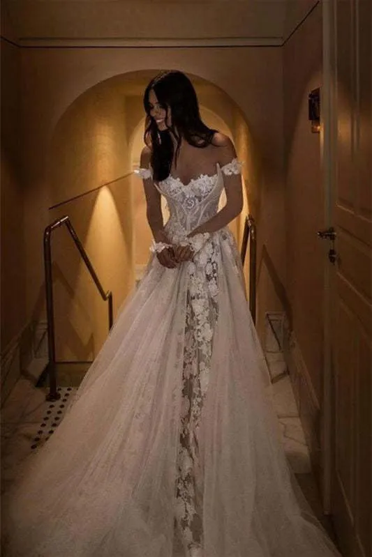 Robe de mariée trapèze en dentelle à épaules dénudées et traîne à appliqués floraux