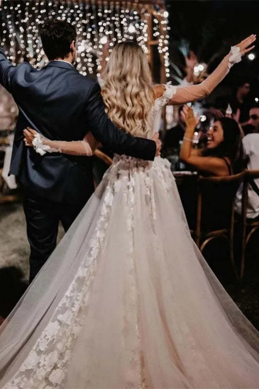 Robe de mariée trapèze en dentelle à épaules dénudées et traîne à appliqués floraux
