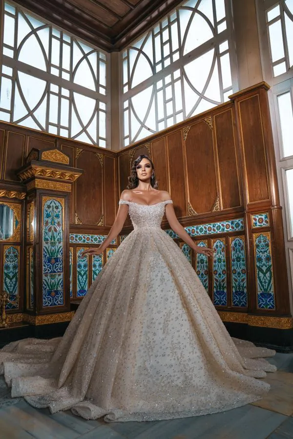 Robe de mariée à paillettes, épaules dénudées et fente
