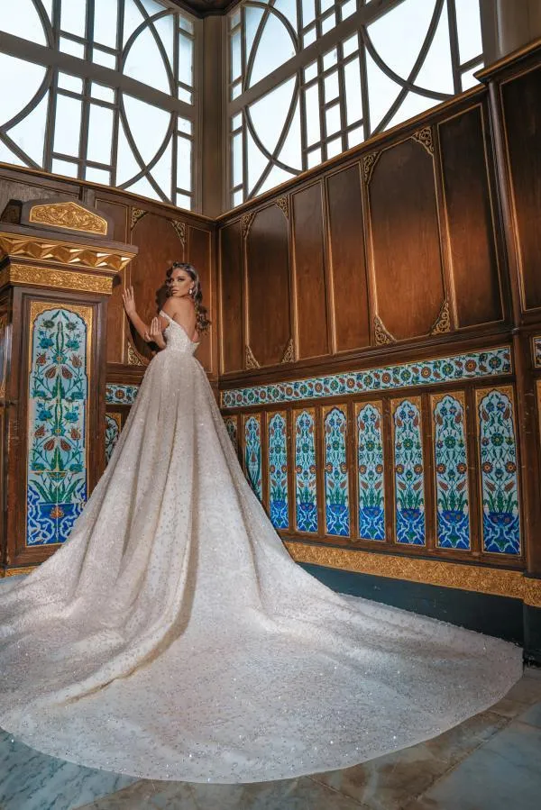 Robe de mariée à paillettes, épaules dénudées et fente