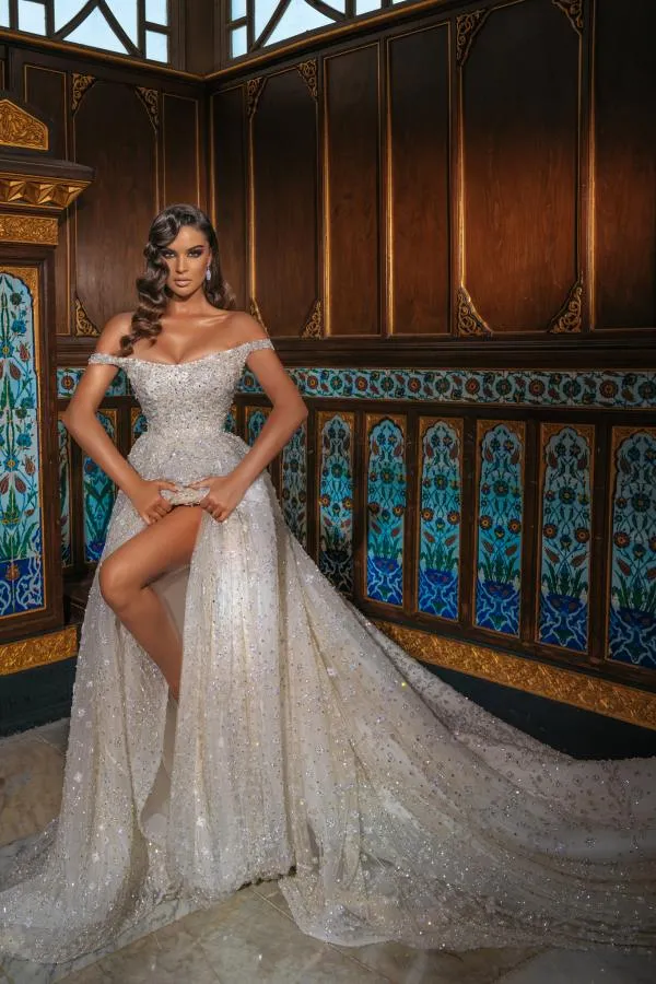 Robe de mariée à paillettes, épaules dénudées et fente
