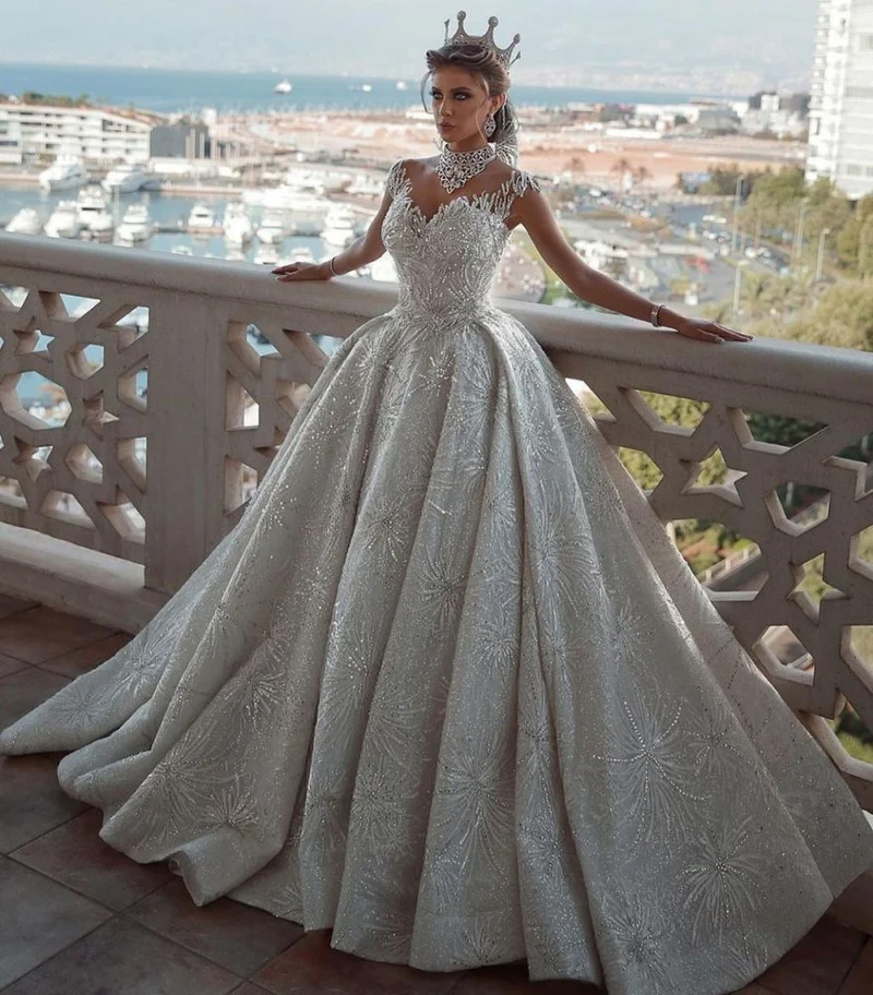 Robe de mariée à manches courtes et perles avec appliqués en tulle