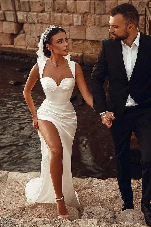 Robe de mariée sirène blanche en satin avec décolleté en cœur et fente haute