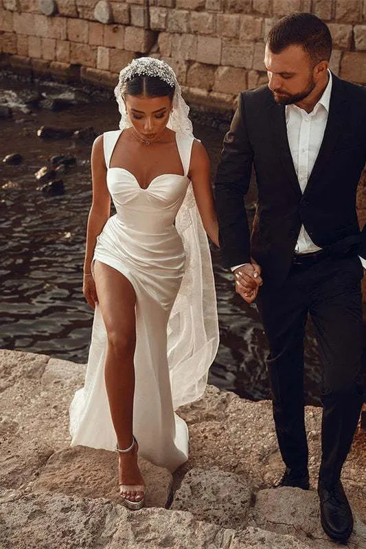 Robe de mariée sirène blanche en satin avec décolleté en cœur et fente haute