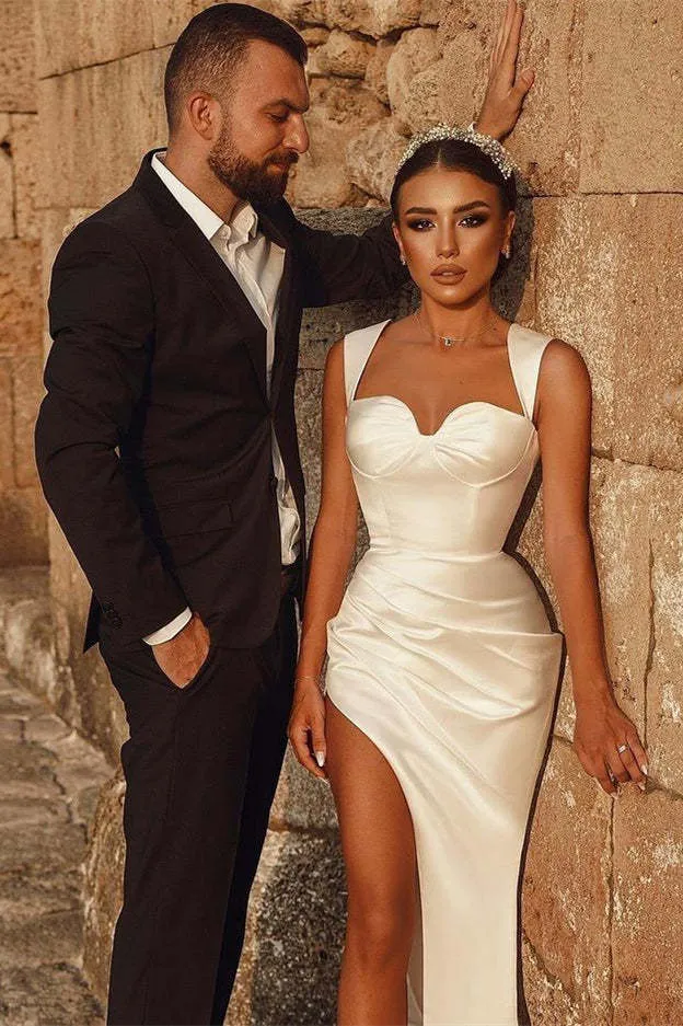 Robe de mariée sirène blanche en satin avec décolleté en cœur et fente haute