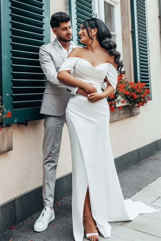 Robe de mariée en charmeuse à épaules dénudées et fente latérale haute
