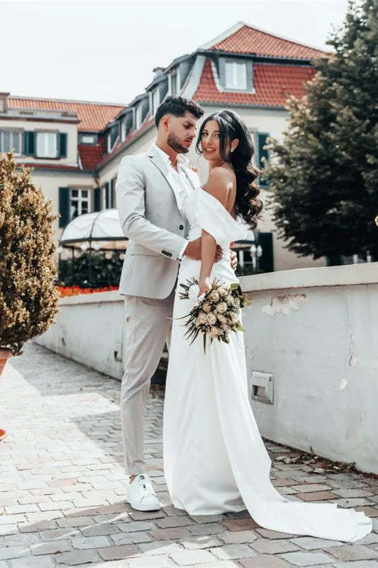 Robe de mariée en charmeuse à épaules dénudées et fente latérale haute