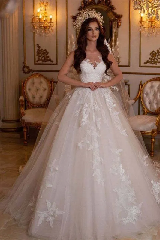 Robe de mariée en tulle à décolleté en cœur et broderies florales appliquées
