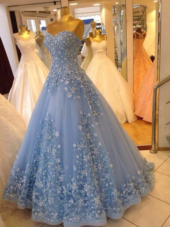 Robe de bal en tulle bleu à décolleté en cœur et fleurs 3D