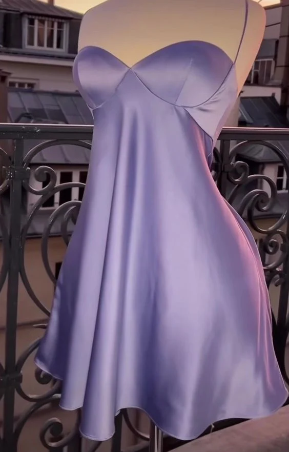 Robe de cocktail courte en satin lilas coupe trapèze avec soutien-gorge