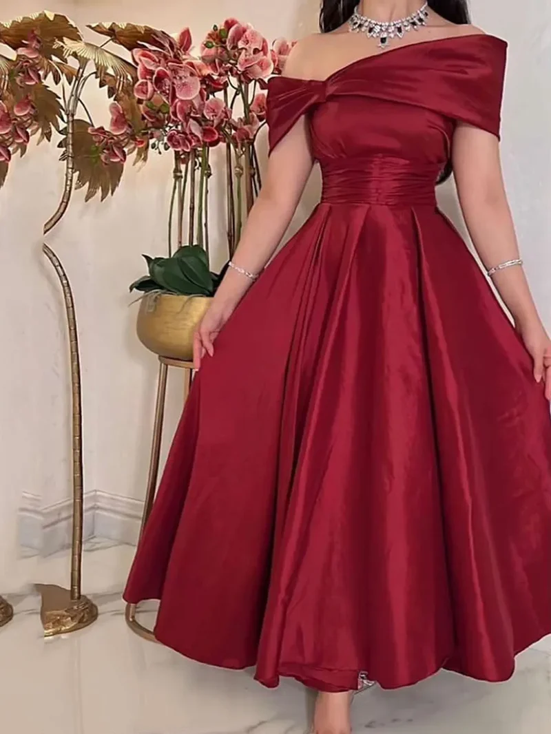 Robe de bal mi-longue en satin rouge foncé, épaules dénudées, longueur cheville