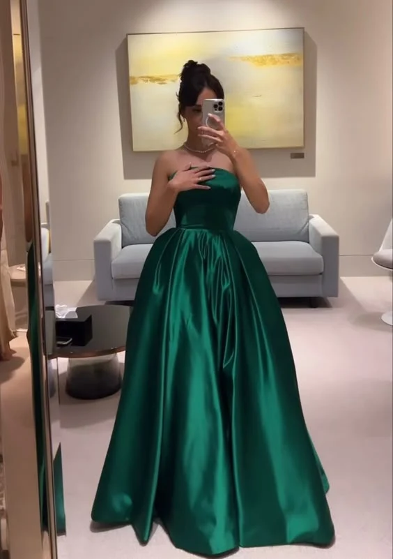 Robe de soirée trapèze en satin vert sans bretelles