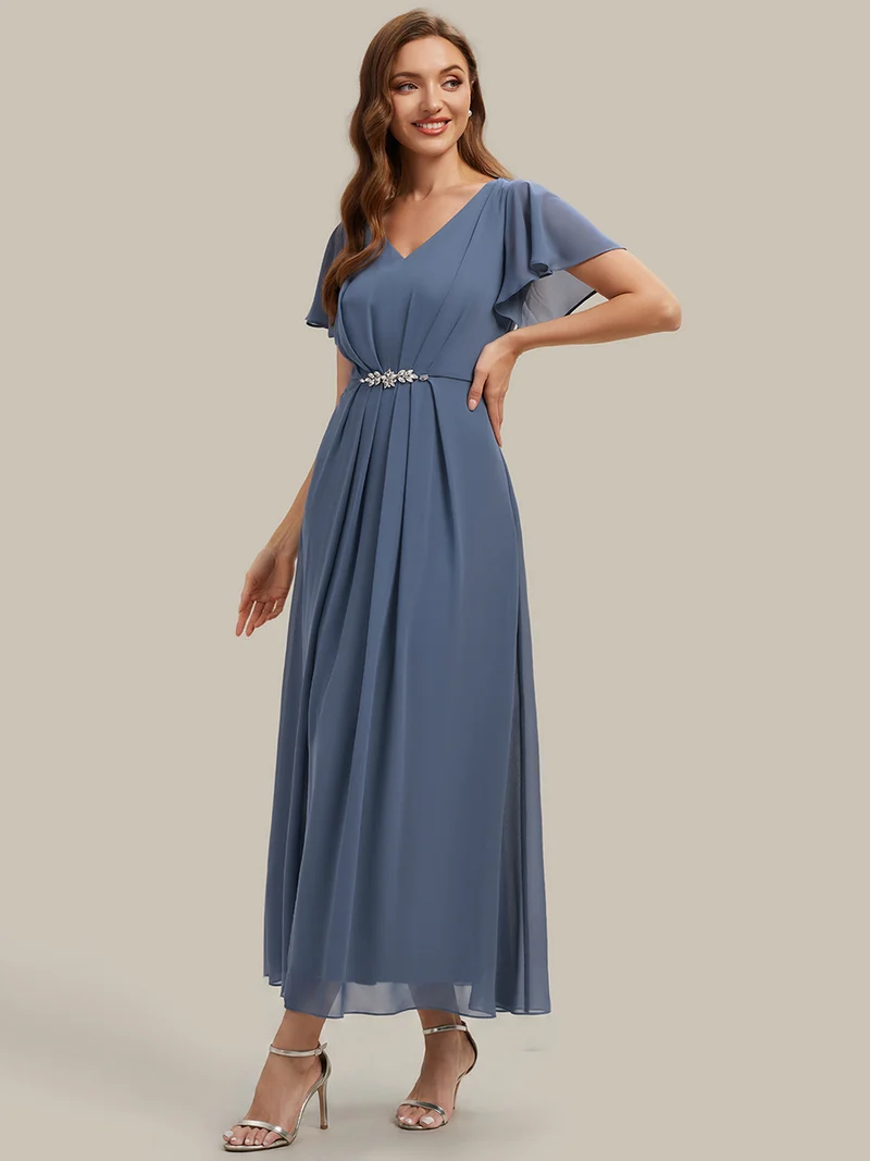 Robe d'invitée à col en V orné de strass et manches à volants