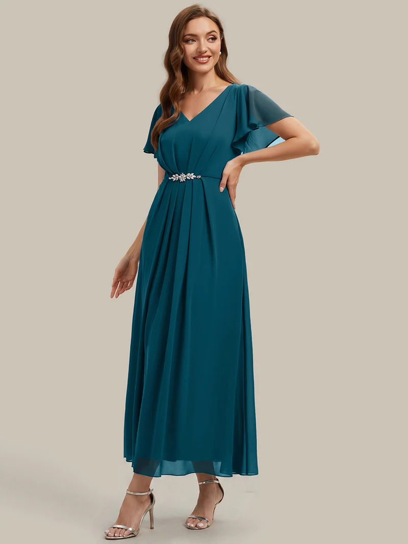 Robe d'invitée à col en V orné de strass et manches à volants