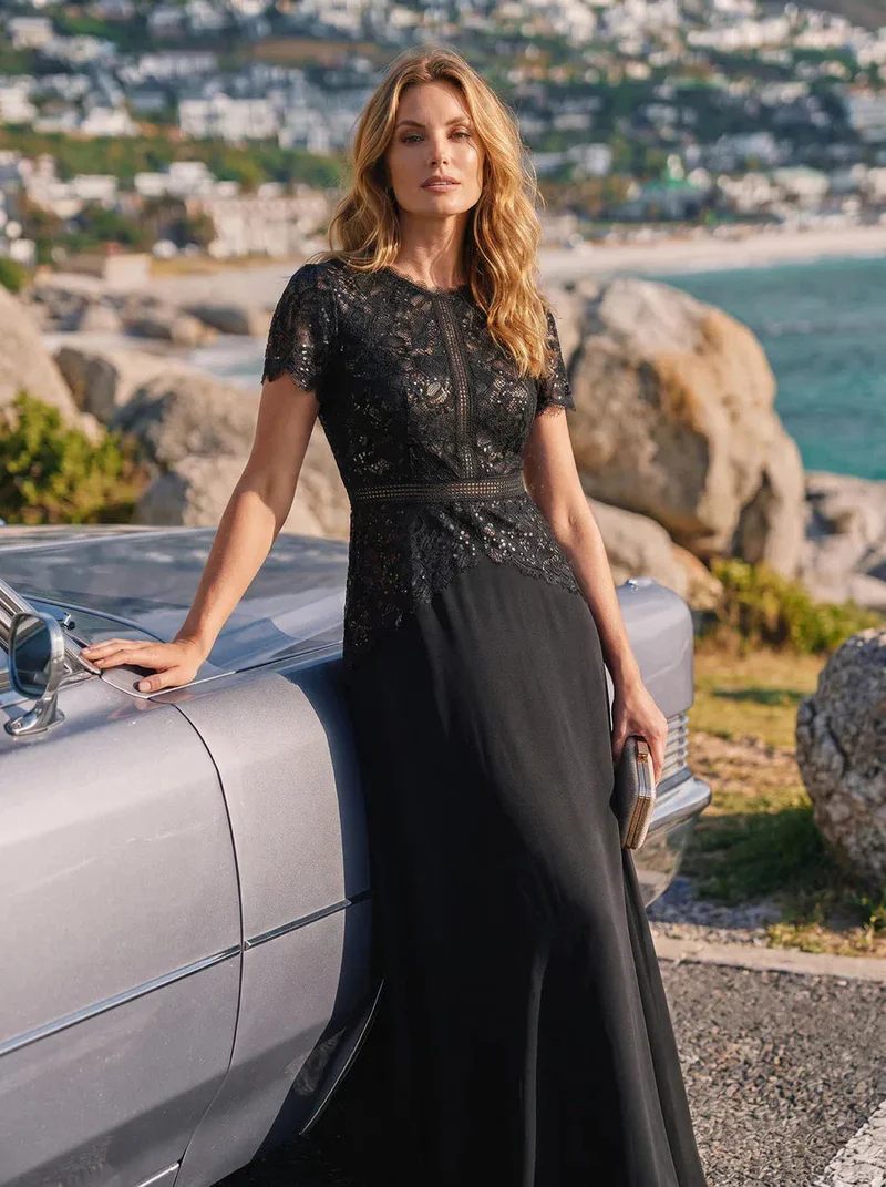 Robe longue à encolure ronde à manches courtes en sequins coupe évasée