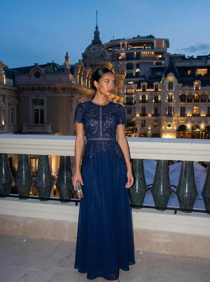 Robe longue à encolure ronde à manches courtes en sequins coupe évasée