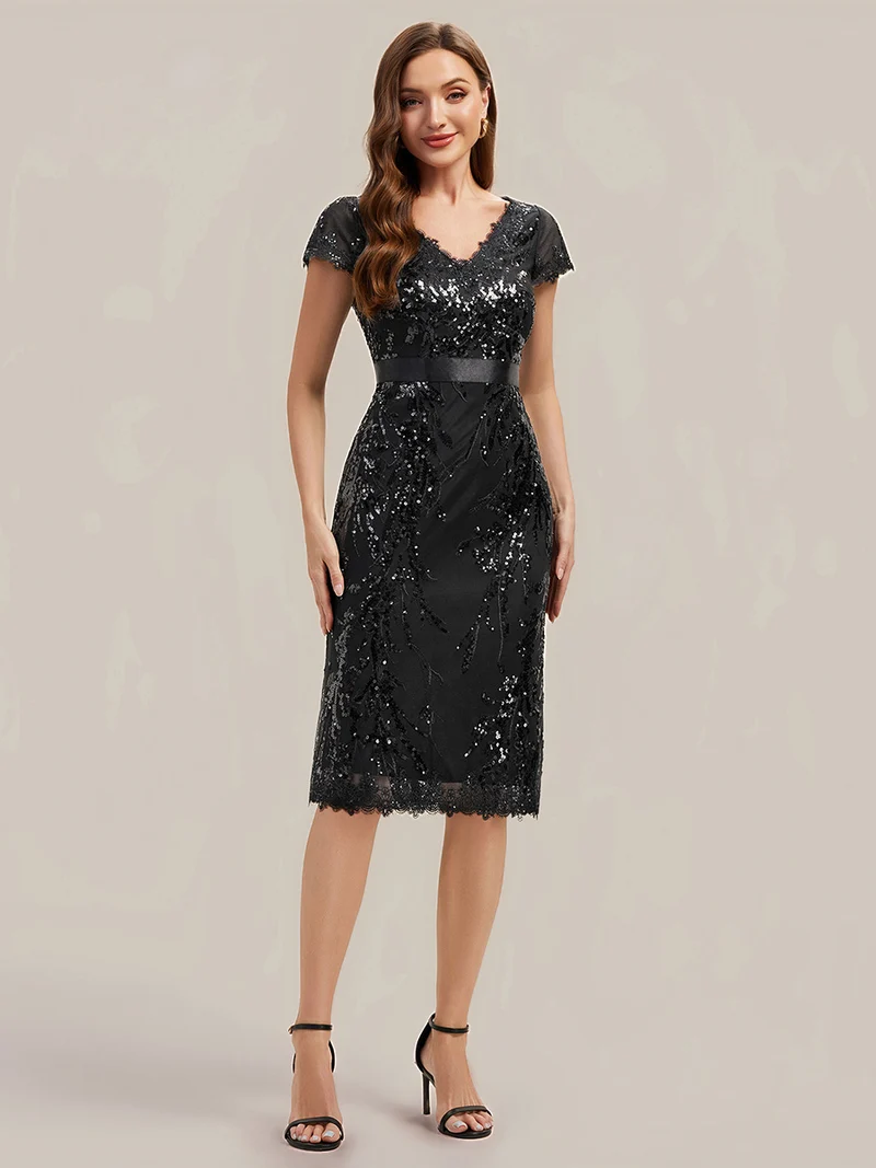 Robe moulante à manches courtes en stretch avec décolleté en V profond et détails en sequins
