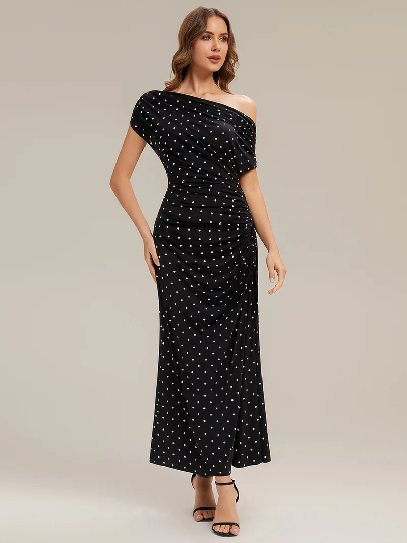 Robe maxi ajustée à pois asymétriques à manches courtes en tissu extensible