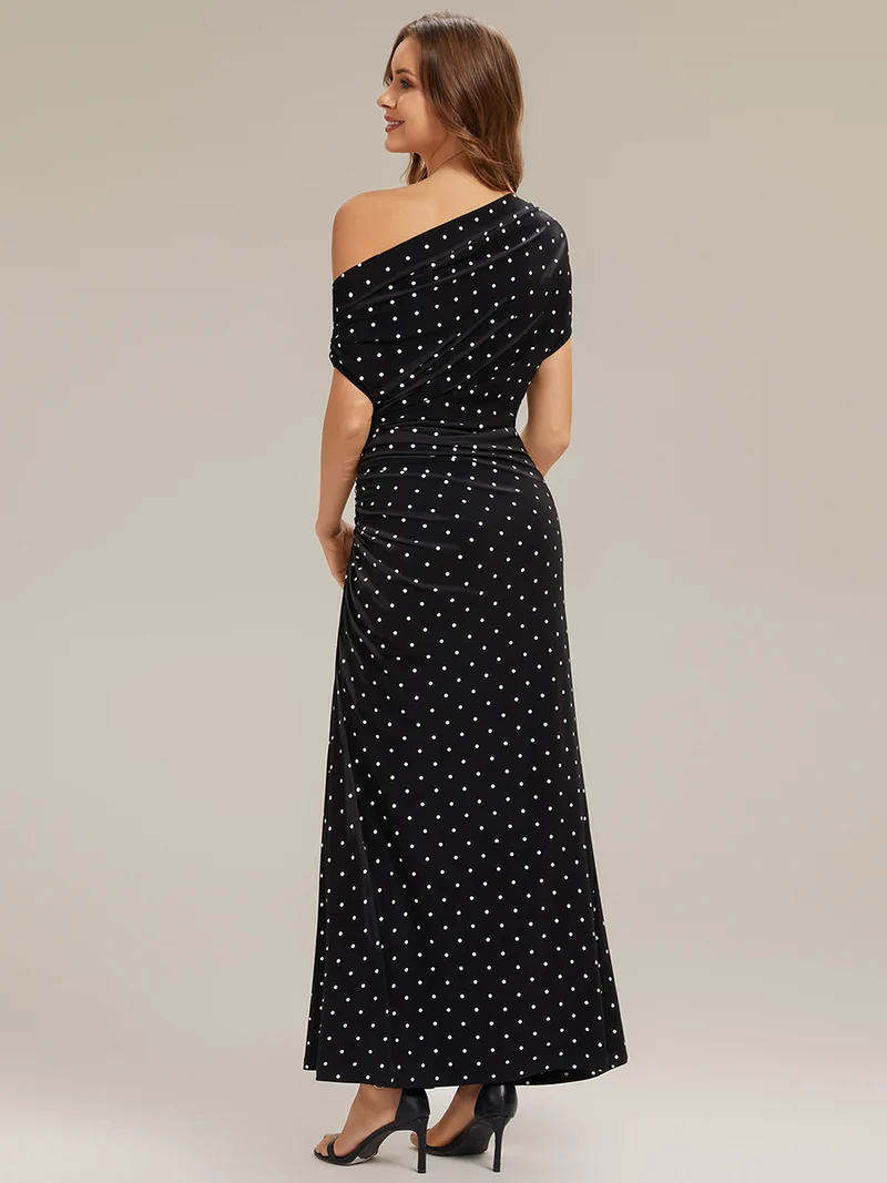 Robe maxi ajustée à pois asymétriques à manches courtes en tissu extensible