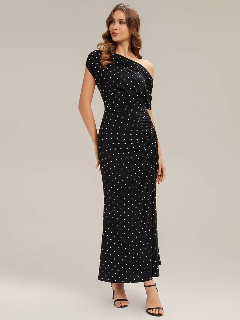 Robe maxi ajustée à pois asymétriques à manches courtes en tissu extensible
