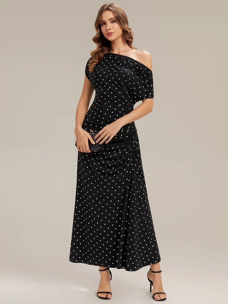 Robe maxi ajustée à pois asymétriques à manches courtes en tissu extensible