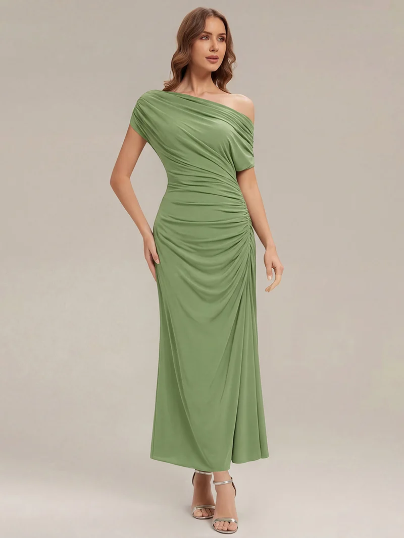Robe maxi ajustée à pois asymétriques à manches courtes en tissu extensible