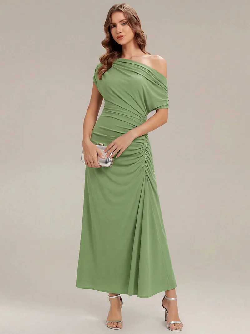 Robe maxi ajustée à pois asymétriques à manches courtes en tissu extensible