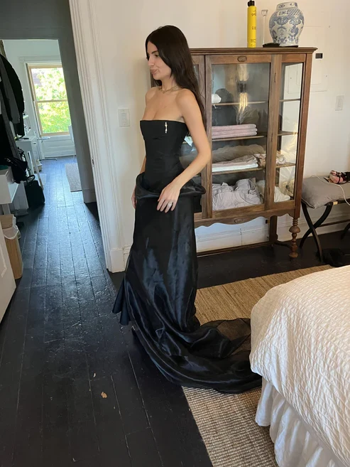 Robe de bal élégante en tulle noir avec soutien-gorge intégré et fermeture éclair