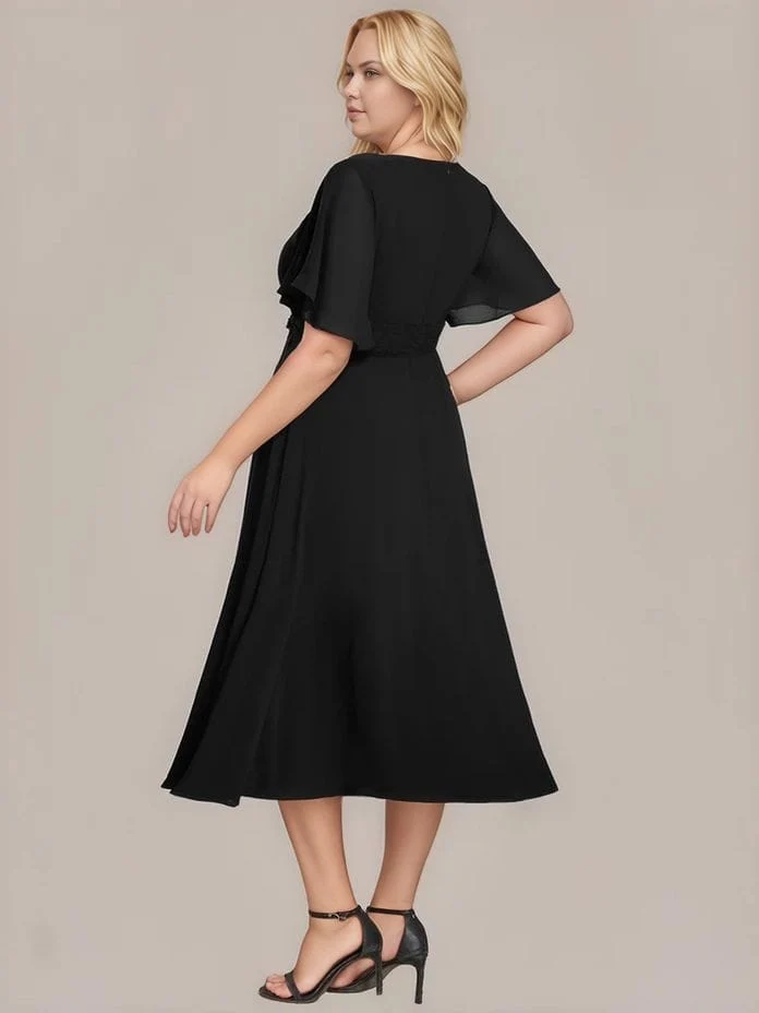 Robe de soirée grande taille noire avec des appliqués