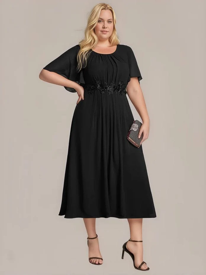 Robe de soirée grande taille noire avec des appliqués