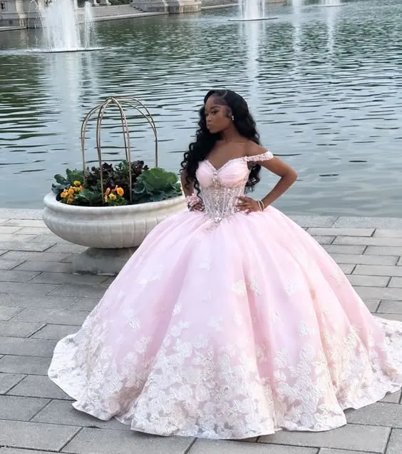 Robe de bal en tulle rose à épaules dénudées et coupe trapèze