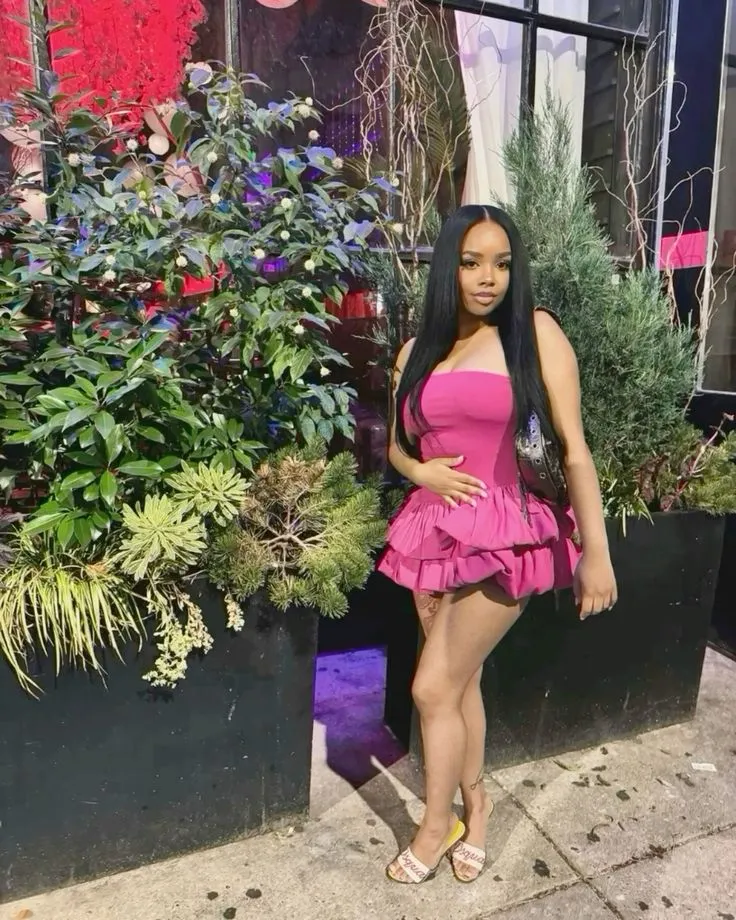 Robe de soirée courte fourreau en satin sans bretelles avec soutien-gorge intégré