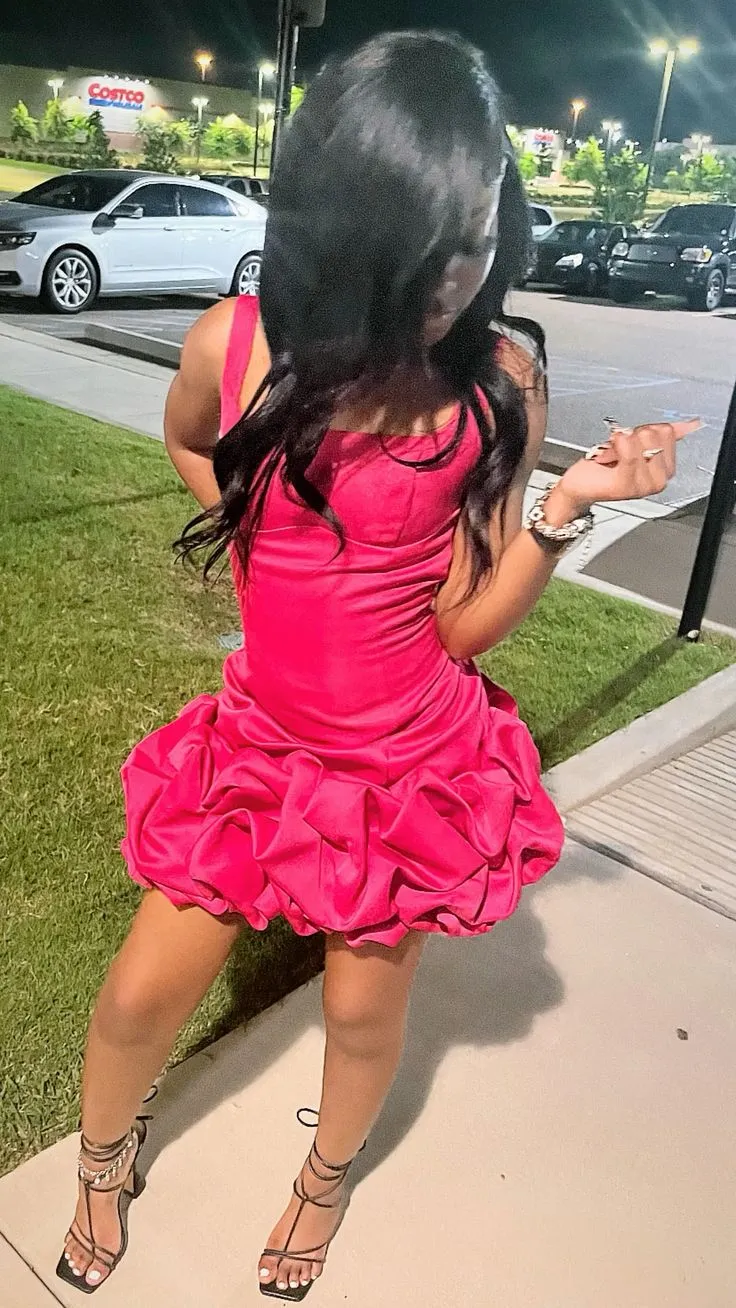 Robe de cocktail courte en satin sans manches avec soutien-gorge intégré