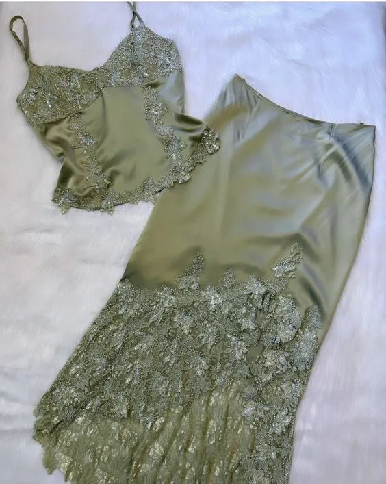 Robe de soirée deux pièces en satin avec soutien-gorge intégré