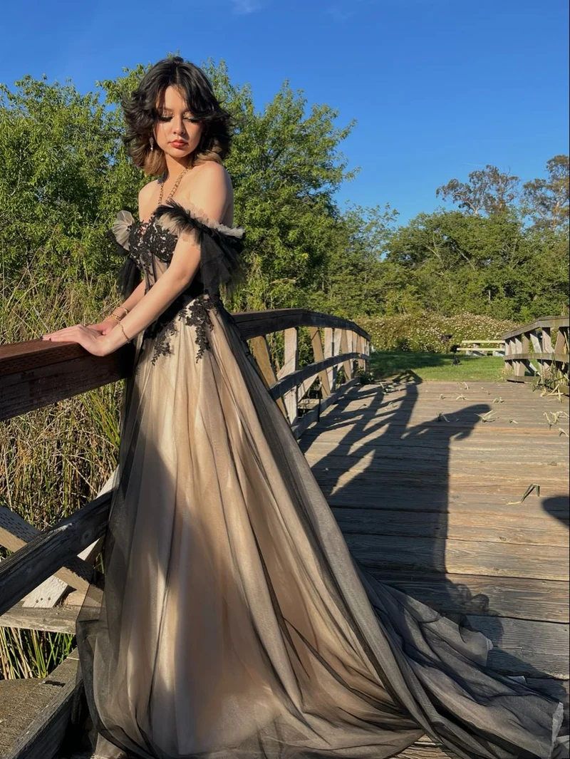 Robe de bal trapèze en tulle à épaules dénudées et longue robe de soirée à lacets dans le dos